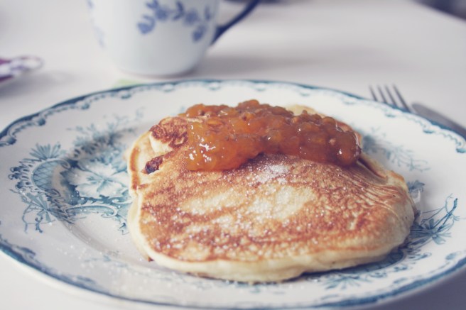 pannkakor frukost hjortronsylt